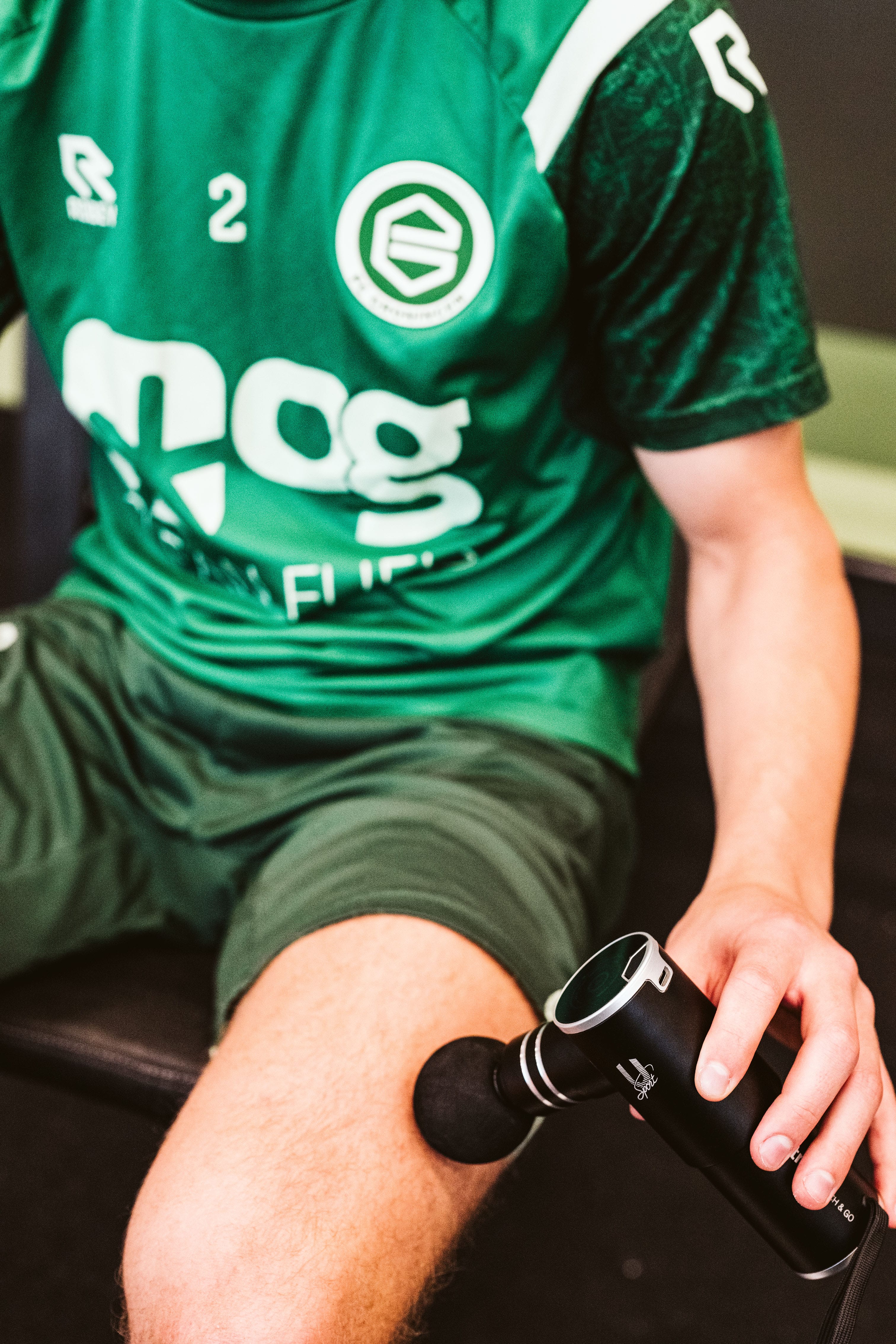 FC Groningen Speler Met U Sport Massagegun Massageapparaat