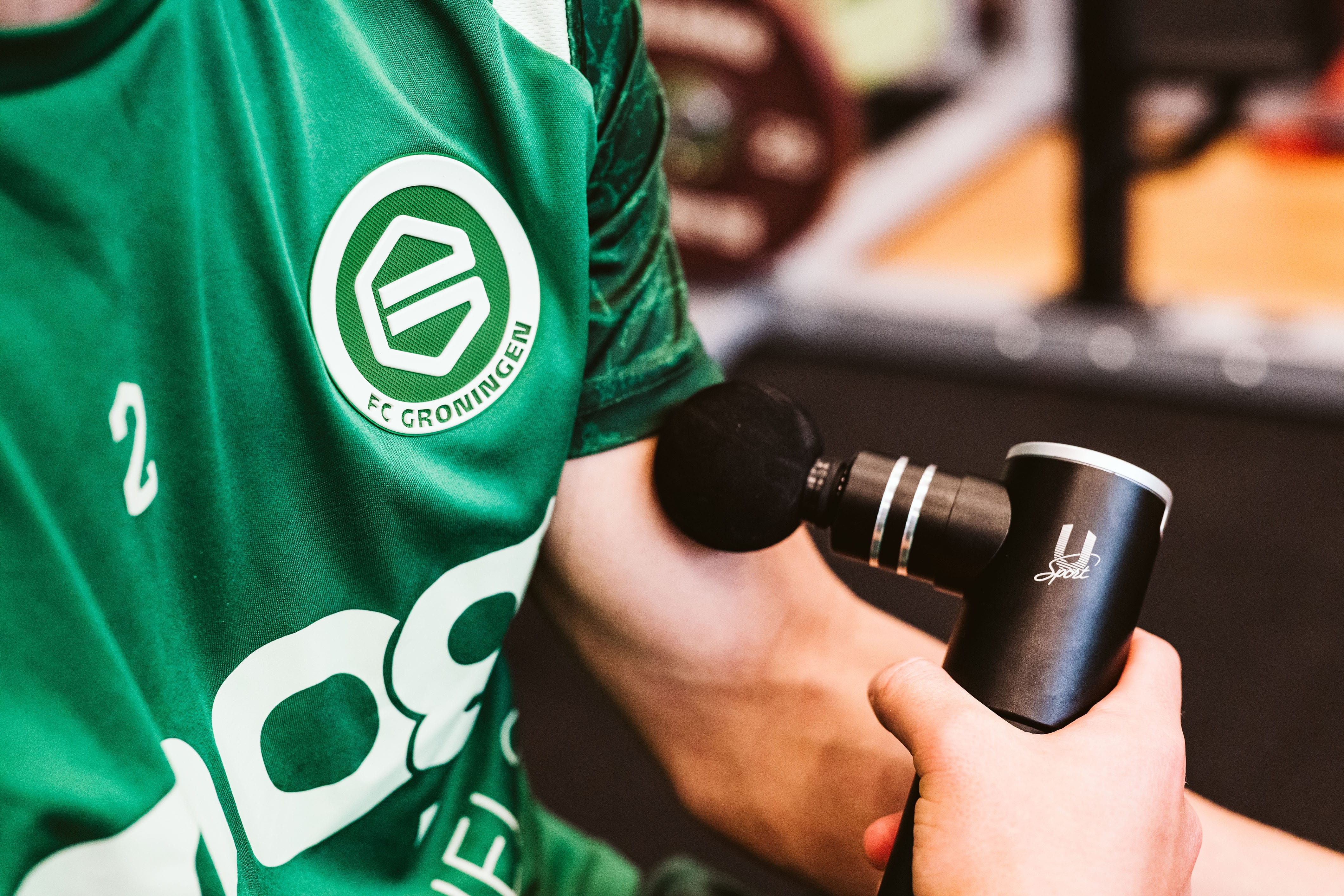 Fittner Touch & Go Massageapparaat Op Arm Fc Groningen