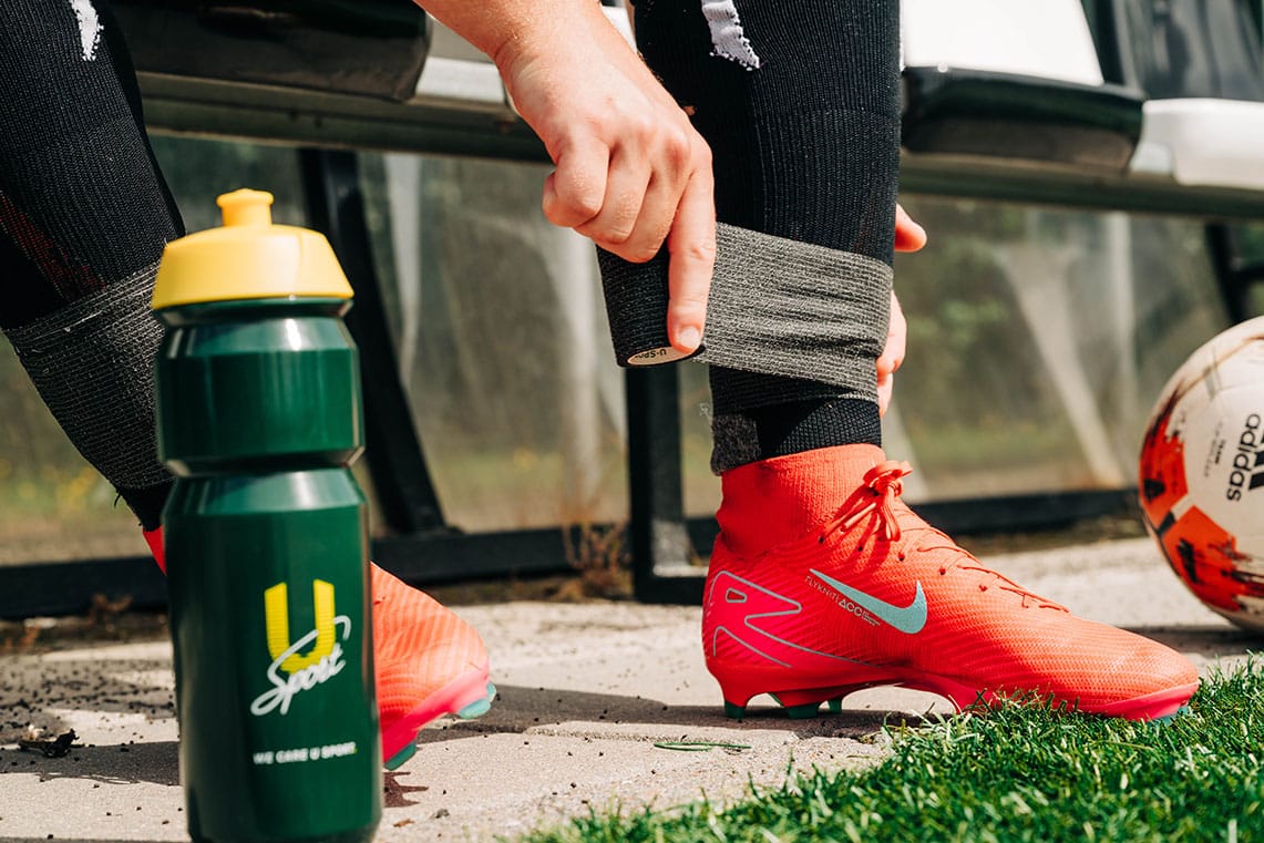 U-Sport Athlete Sock Wrap Zwart in use voetbal 75mm x 5m elastische bandage voor voetbal en sport