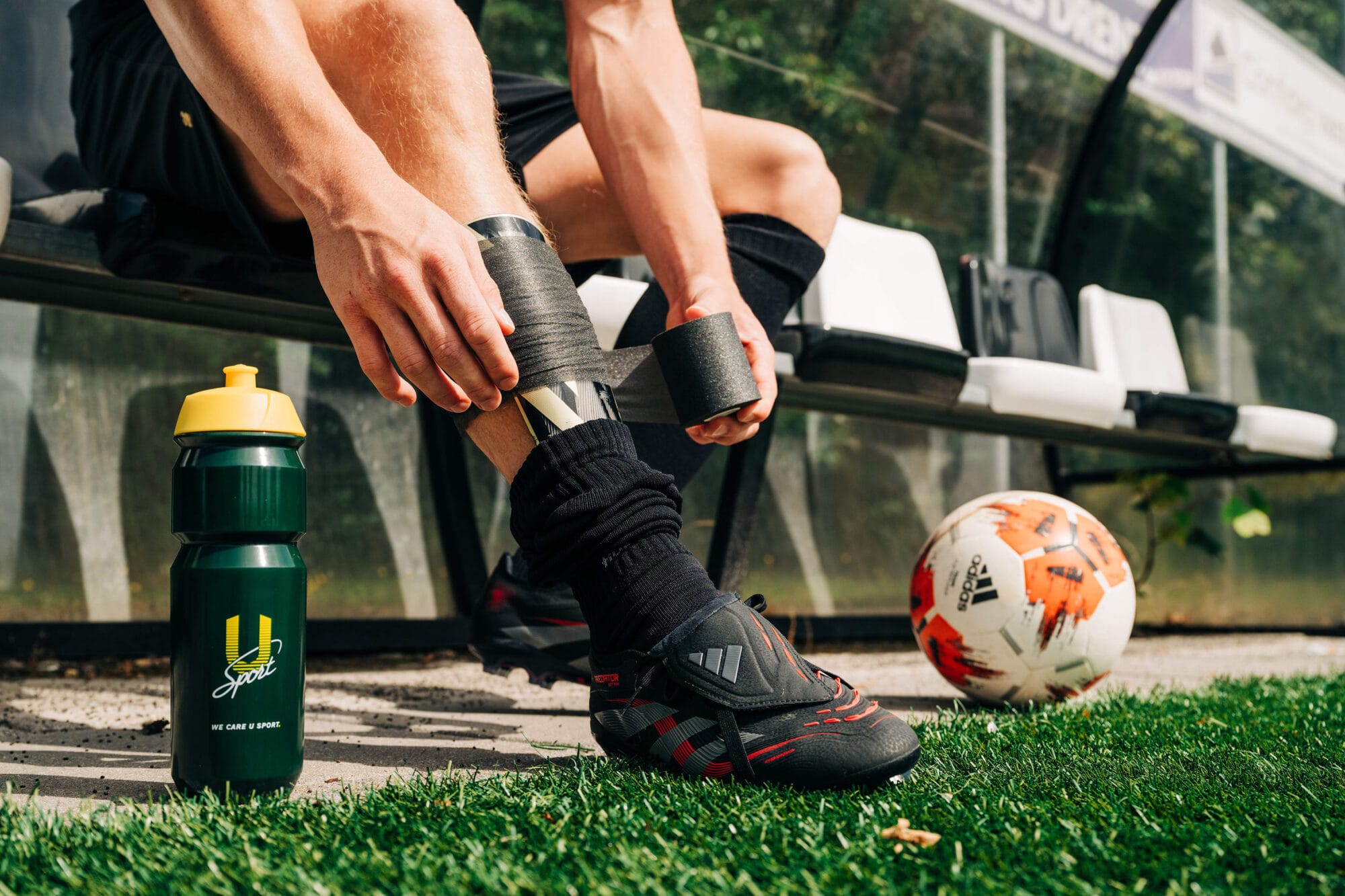 U-Sport Athlete Underwrap in use voetbal 7cm x 27m huidbeschermende onderbandage voor sport