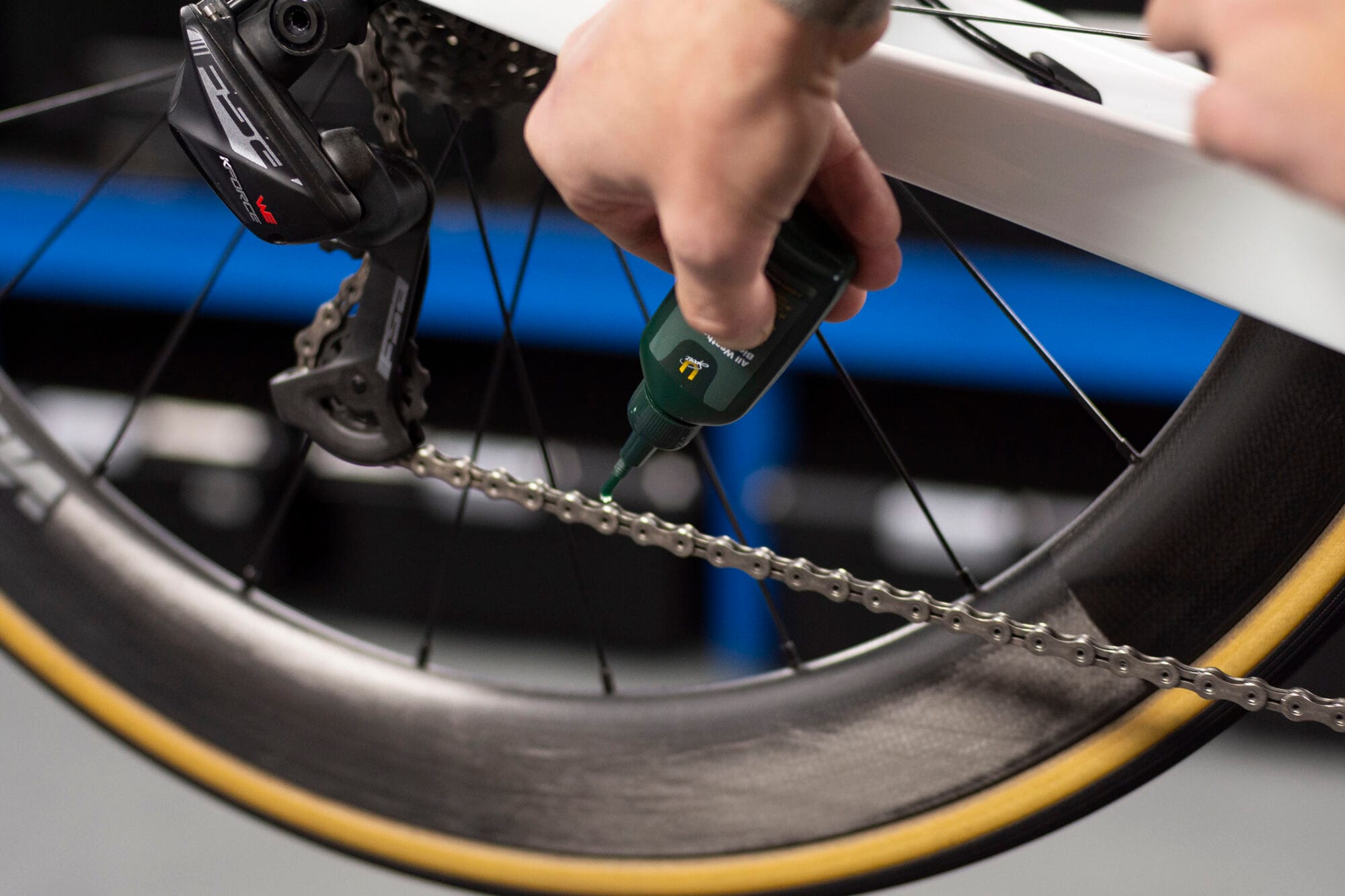 U-Sport Kettingolie All Weather Bio Chain Oil Aanbrengen