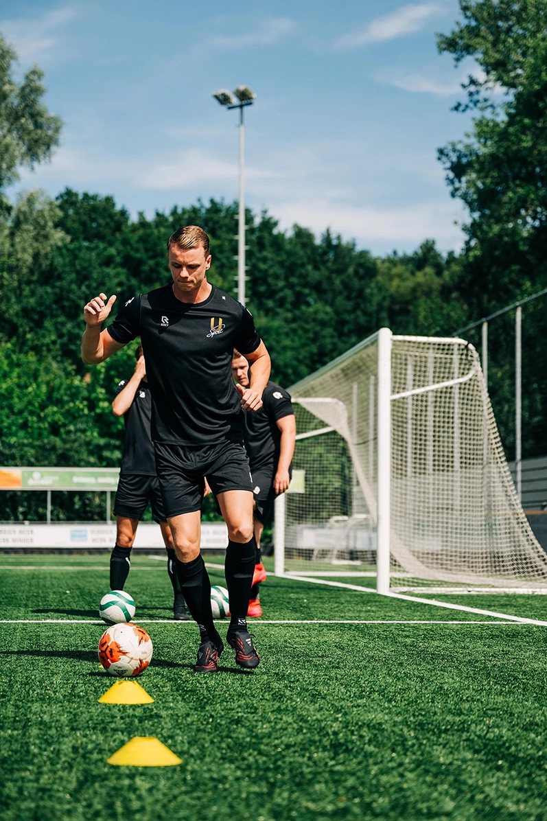 U-Sport Athlete Underwrap in use voetbal 7cm x 27m huidbeschermende onderbandage voor sport