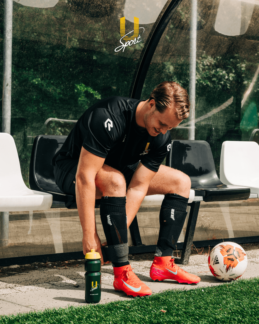 U-Sport Athlete Sock Wrap Zwart in use voetbal 75mm x 5m elastische bandage voor voetbal en sport