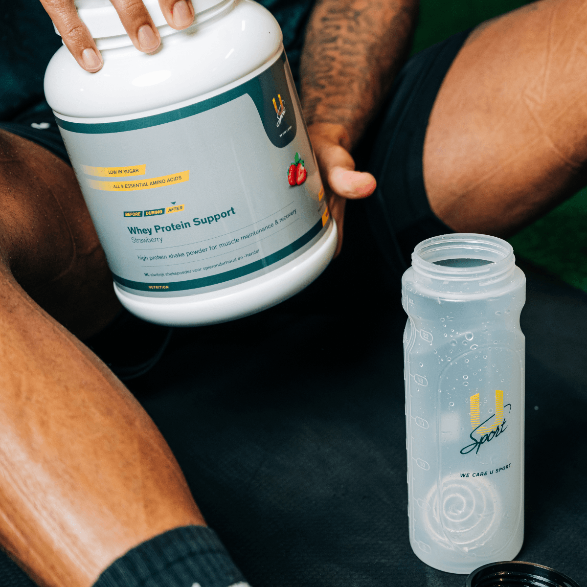 Whey Protein eiwitpoeder in sportschool met shakebeker