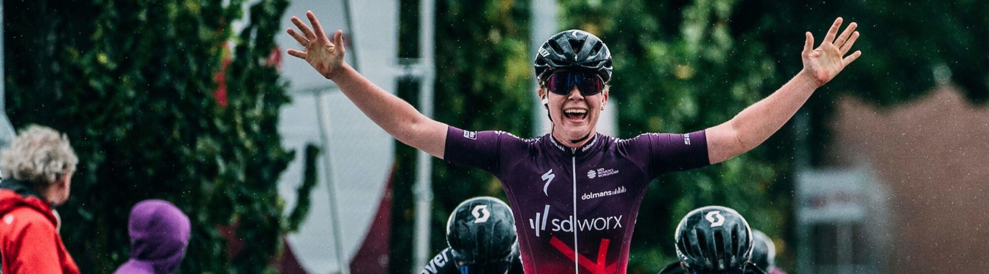 lonneke-uneken-finish-vrouwen-wielrennen