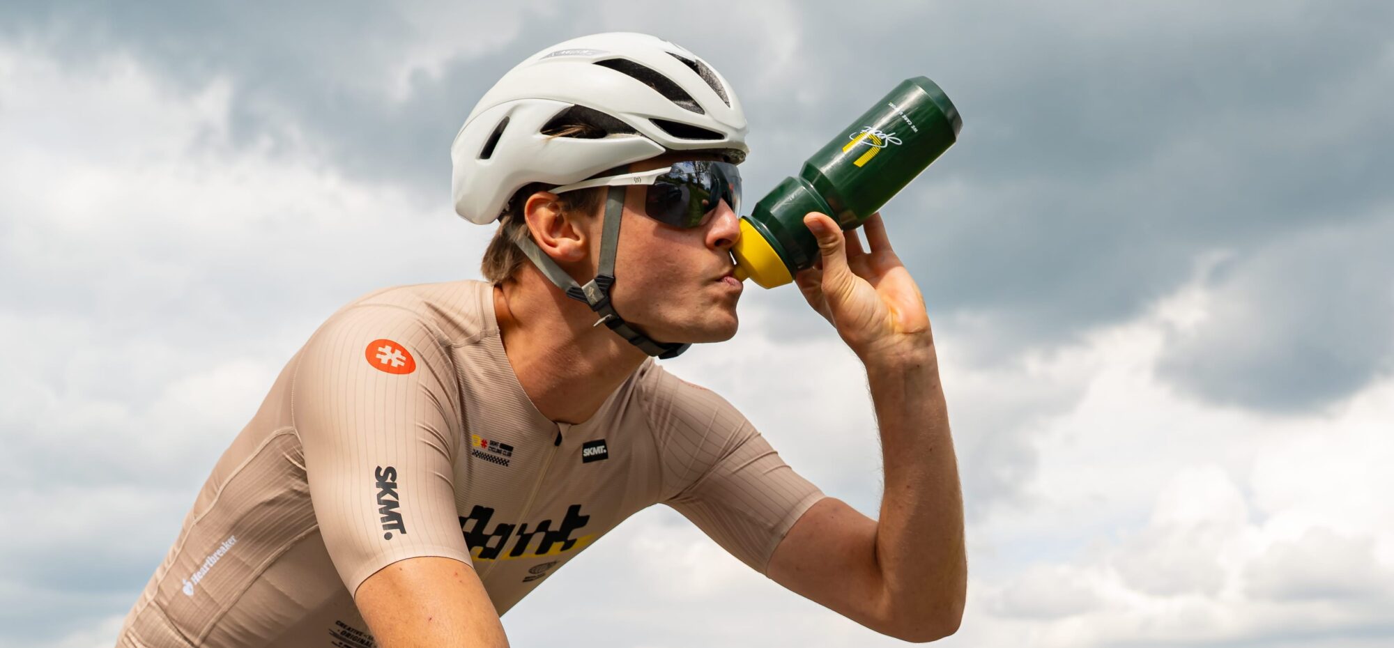 Wielrenner met U-Sport Performance Sports Bottle tijdens een fietstocht