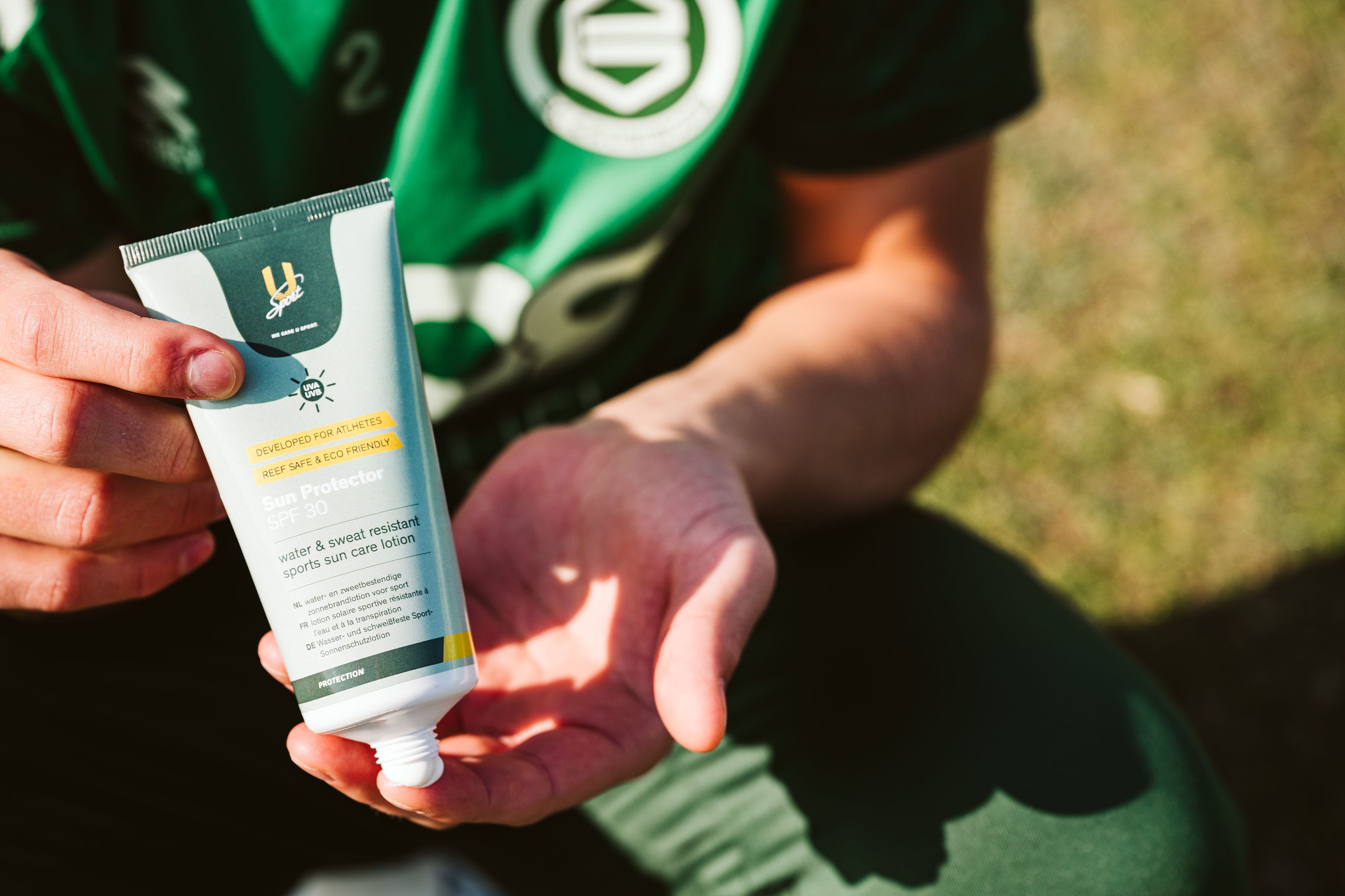 FC Groningen Speler Gebruikt U Sport Zonnebrand Sun Protector