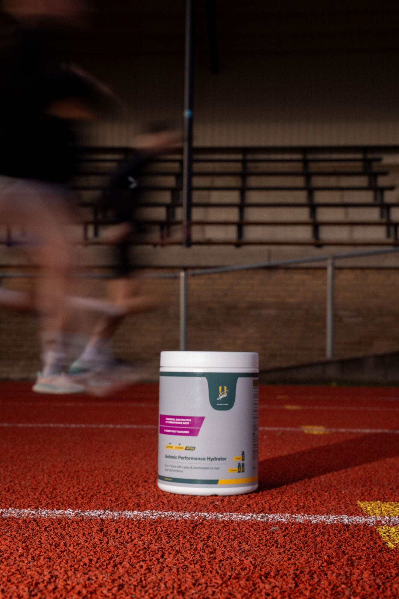Isotone sportdrank op atletiekbaan hardlopen Isotonic Performance Hydrator