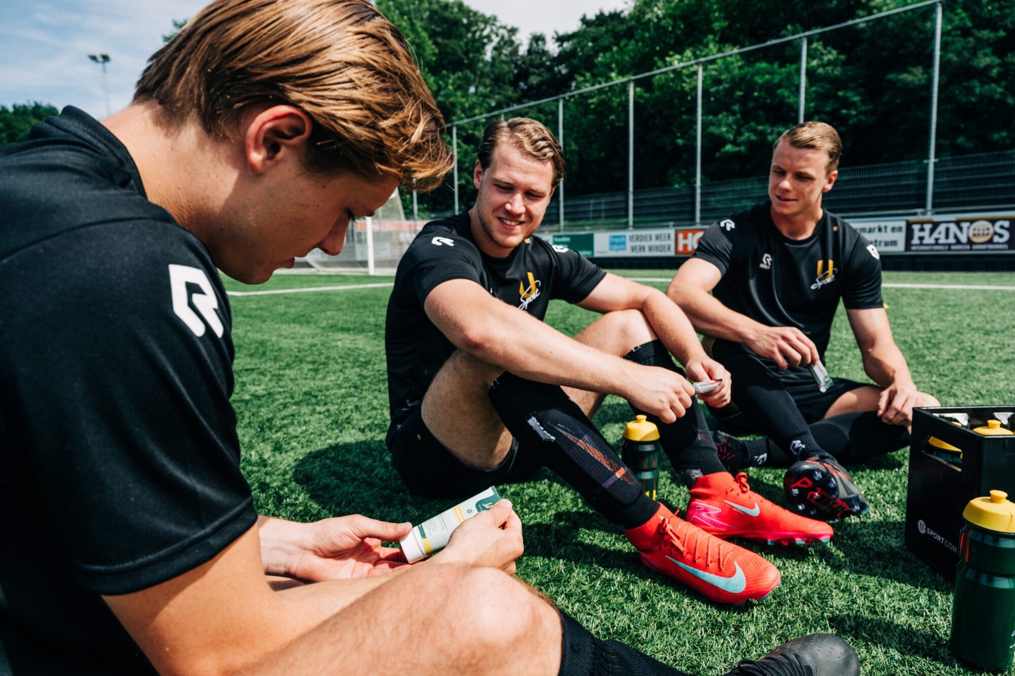 Voetballers U-sport sportvoeding lachen voetbalproducten
