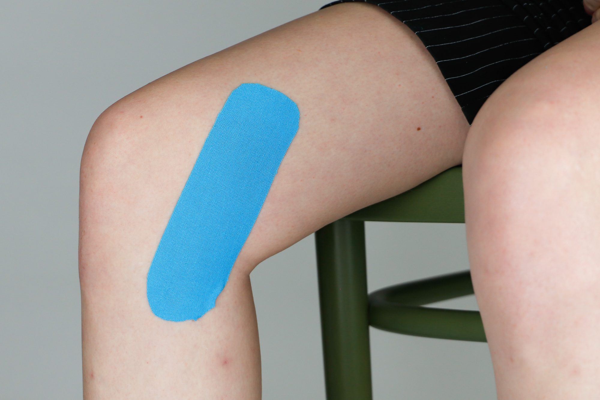 Tapen van kniebanden met kinesiotape stap 3