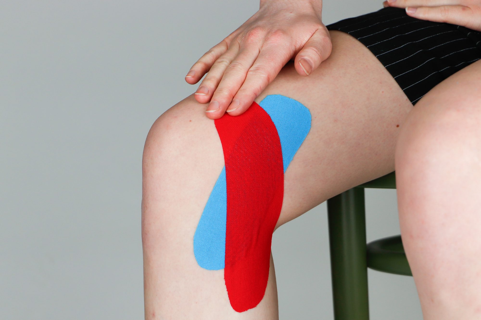 Tapen van kniebanden met kinesiotape stap 4