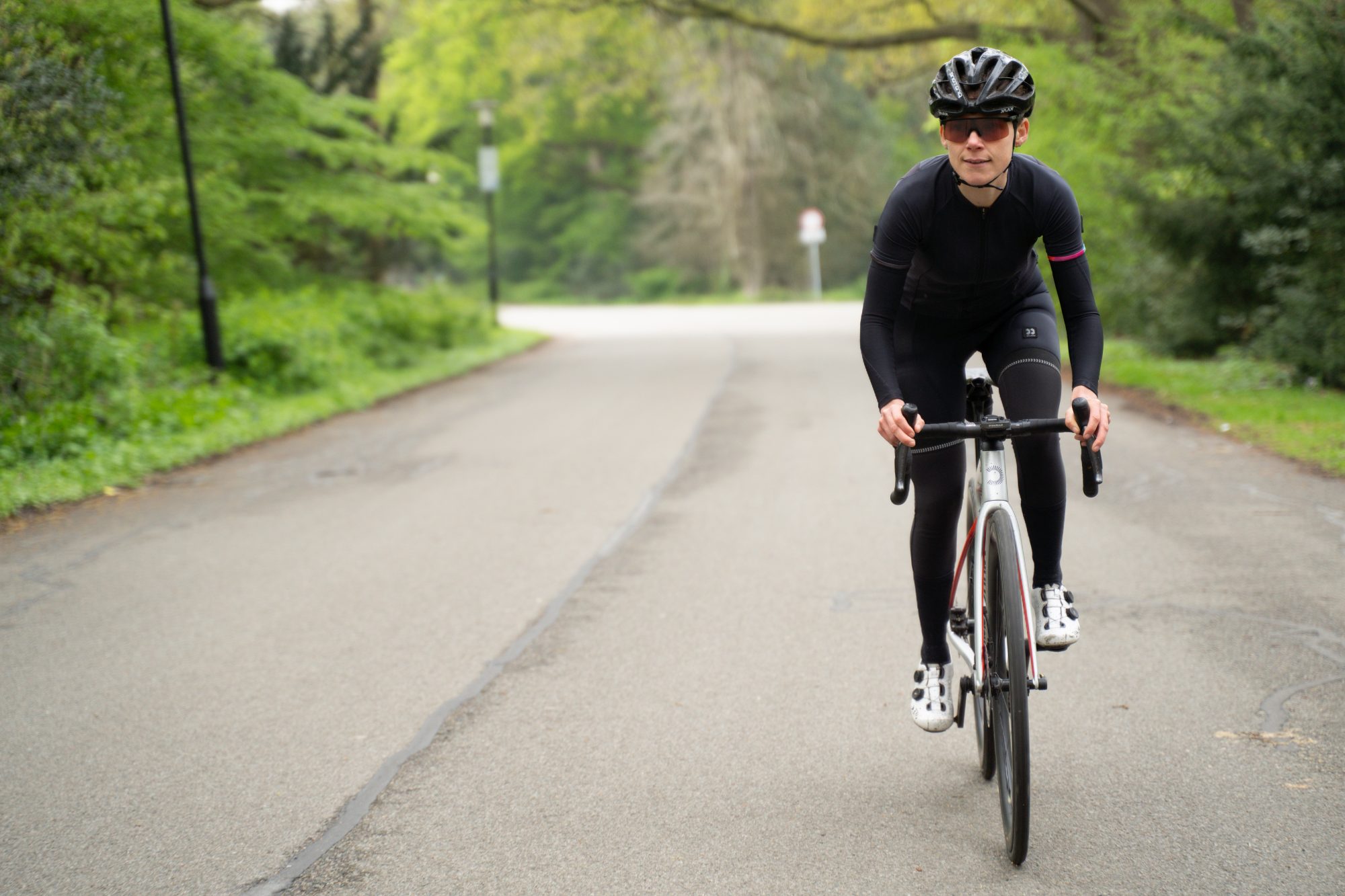 wielrenster aan het fietsen. Polsklachten bij fietsen