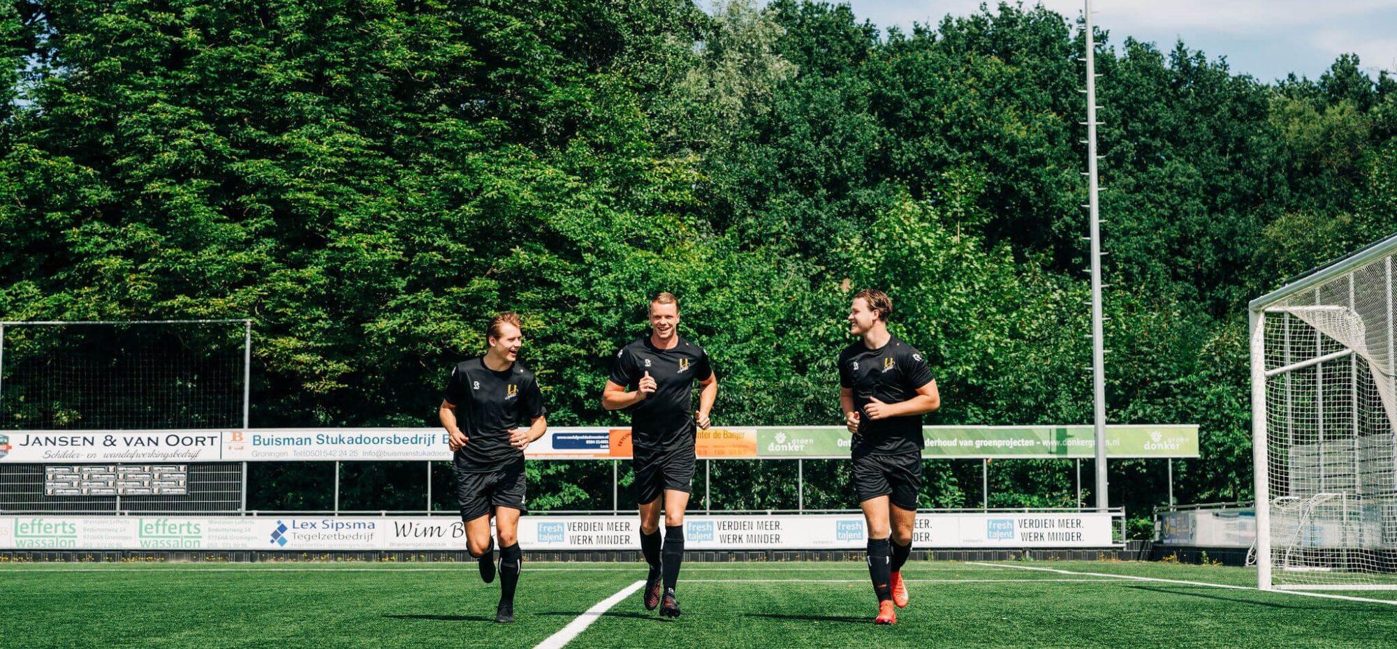 Voetballers doen warming-up
