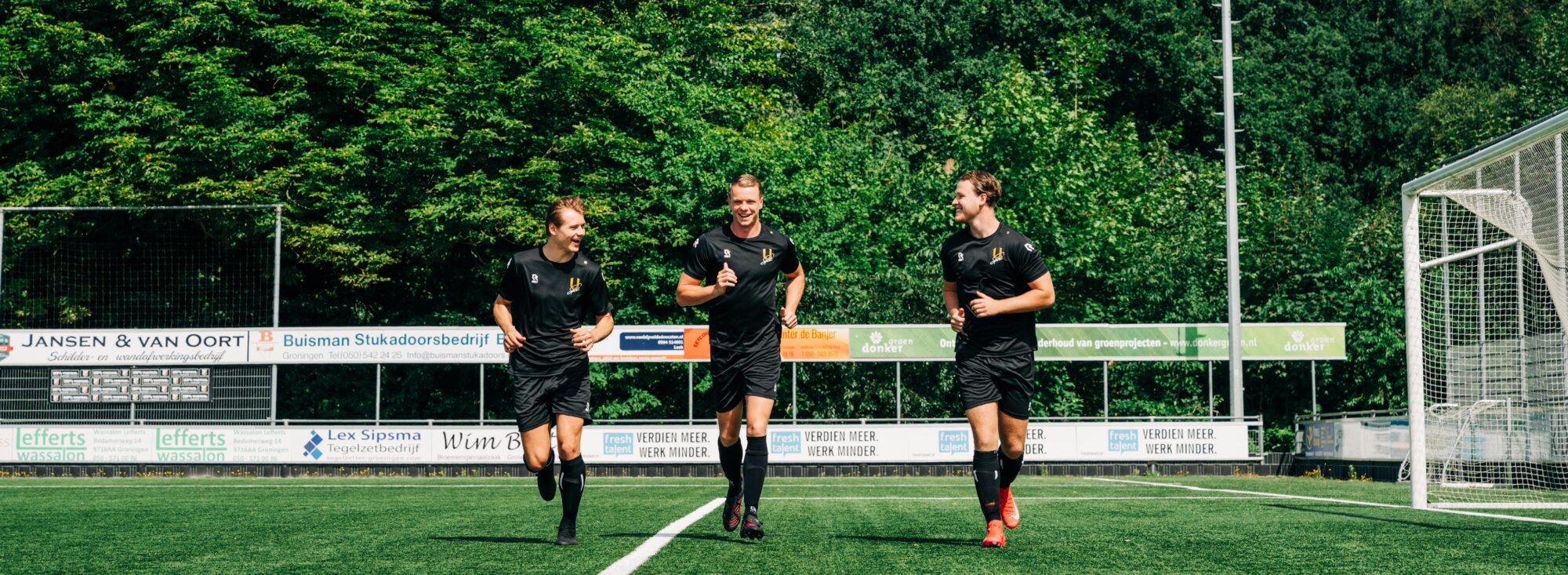 Voetballers U-Sport voetbalveld warming up