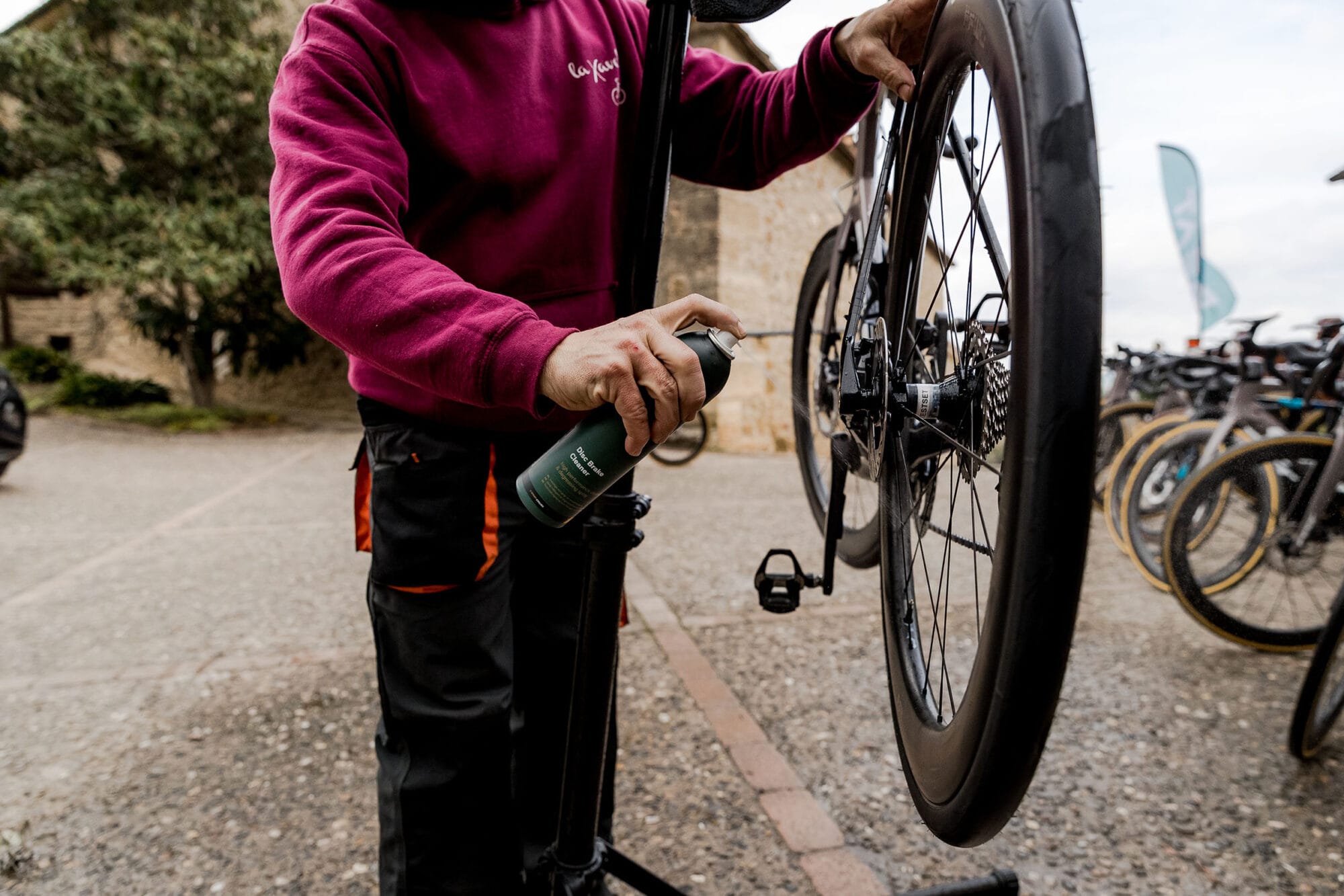 Beat Cycling Mechanieker Gebruikt Disch Brake Cleaner U Sport