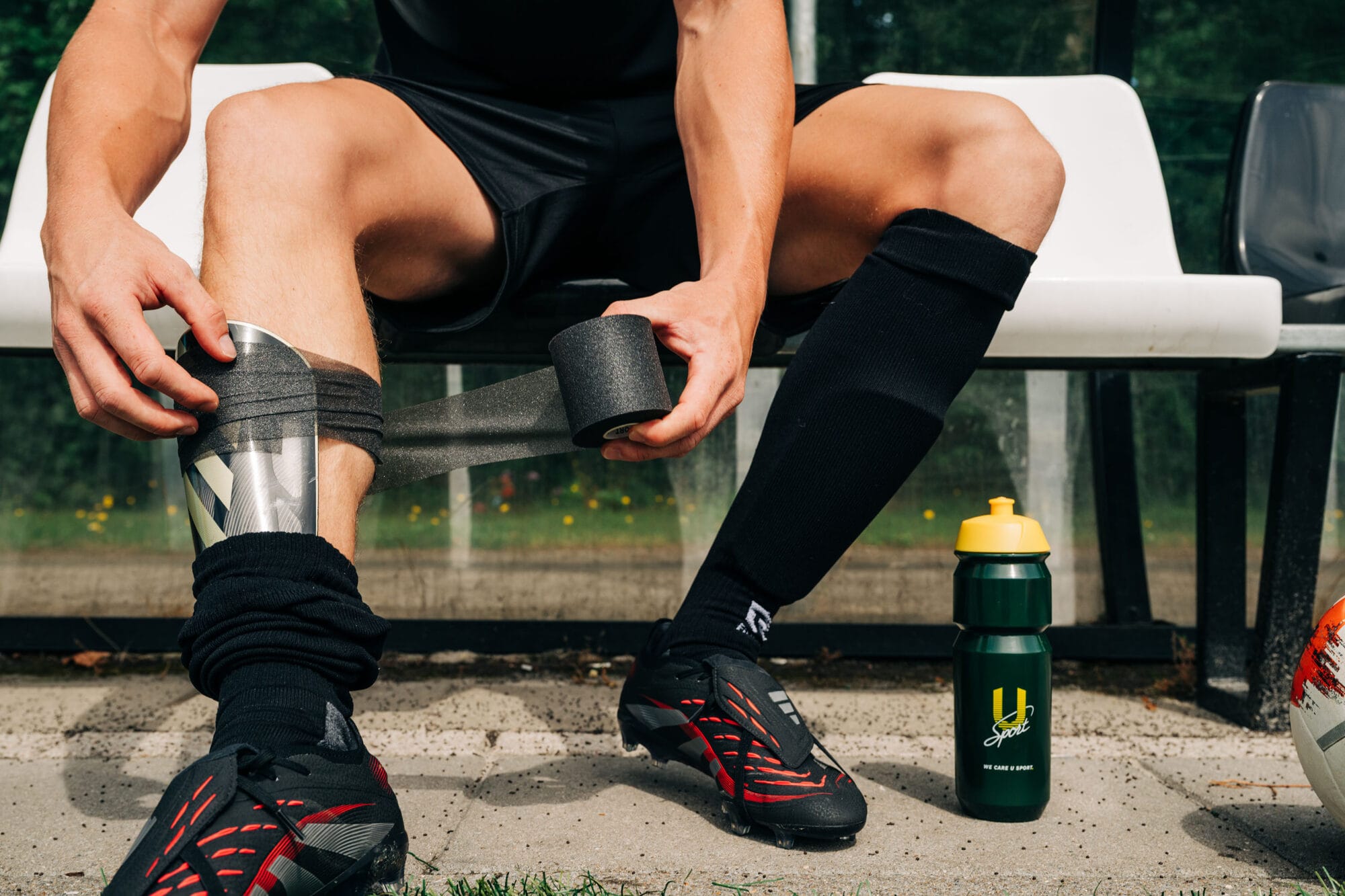 U-Sport Athlete Underwrap in use voetbal 7cm x 27m huidbeschermende onderbandage voor sport