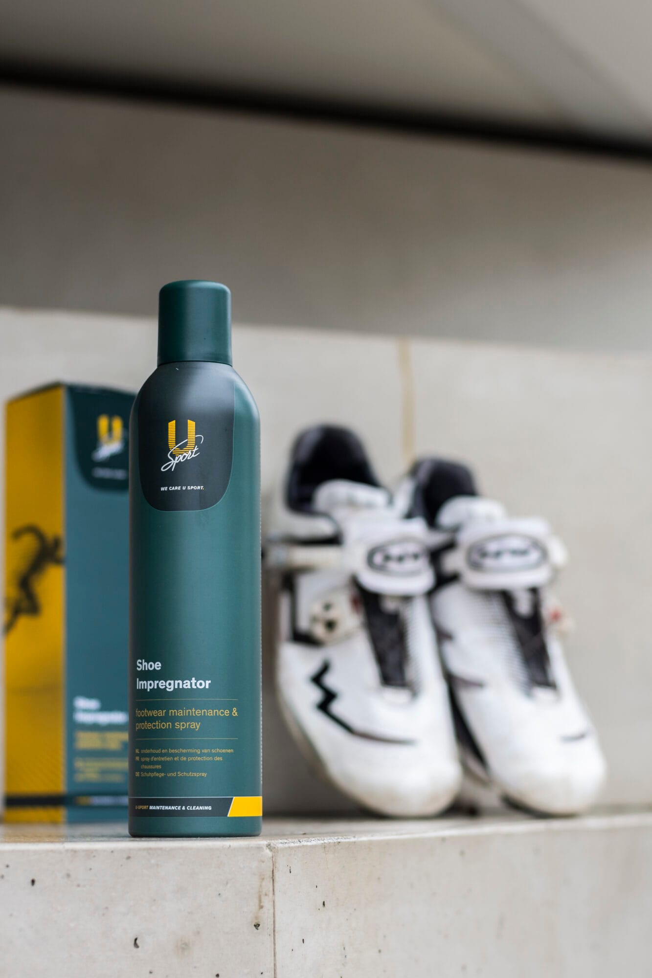 U-Sport Shoe Impregnator naast witte fietsschoenen voor optimale bescherming