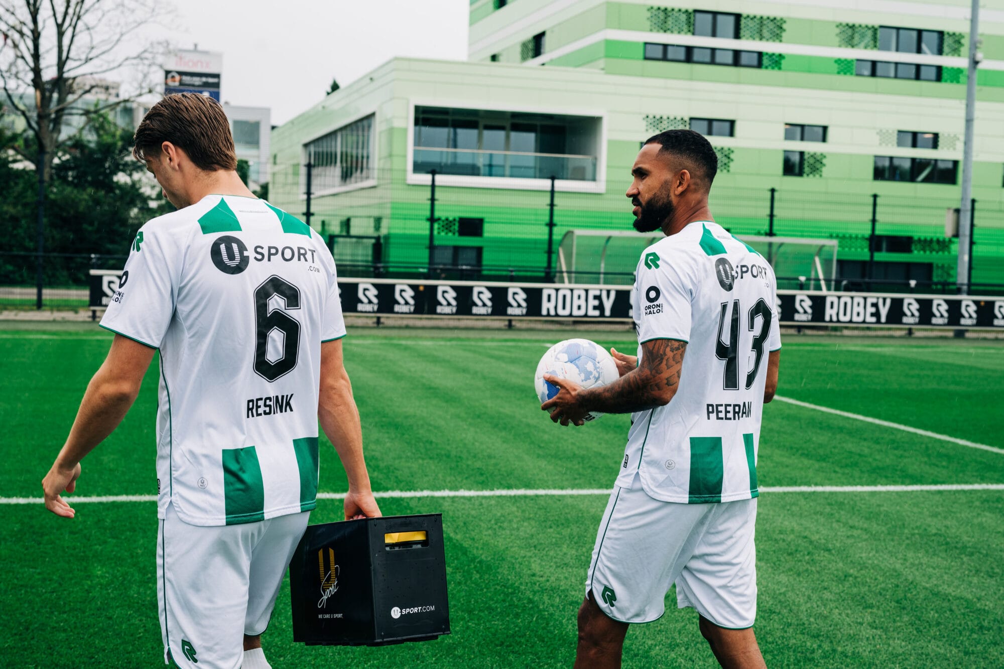 FC Groningen Spelers Met Bidonkrat Trainingsveld