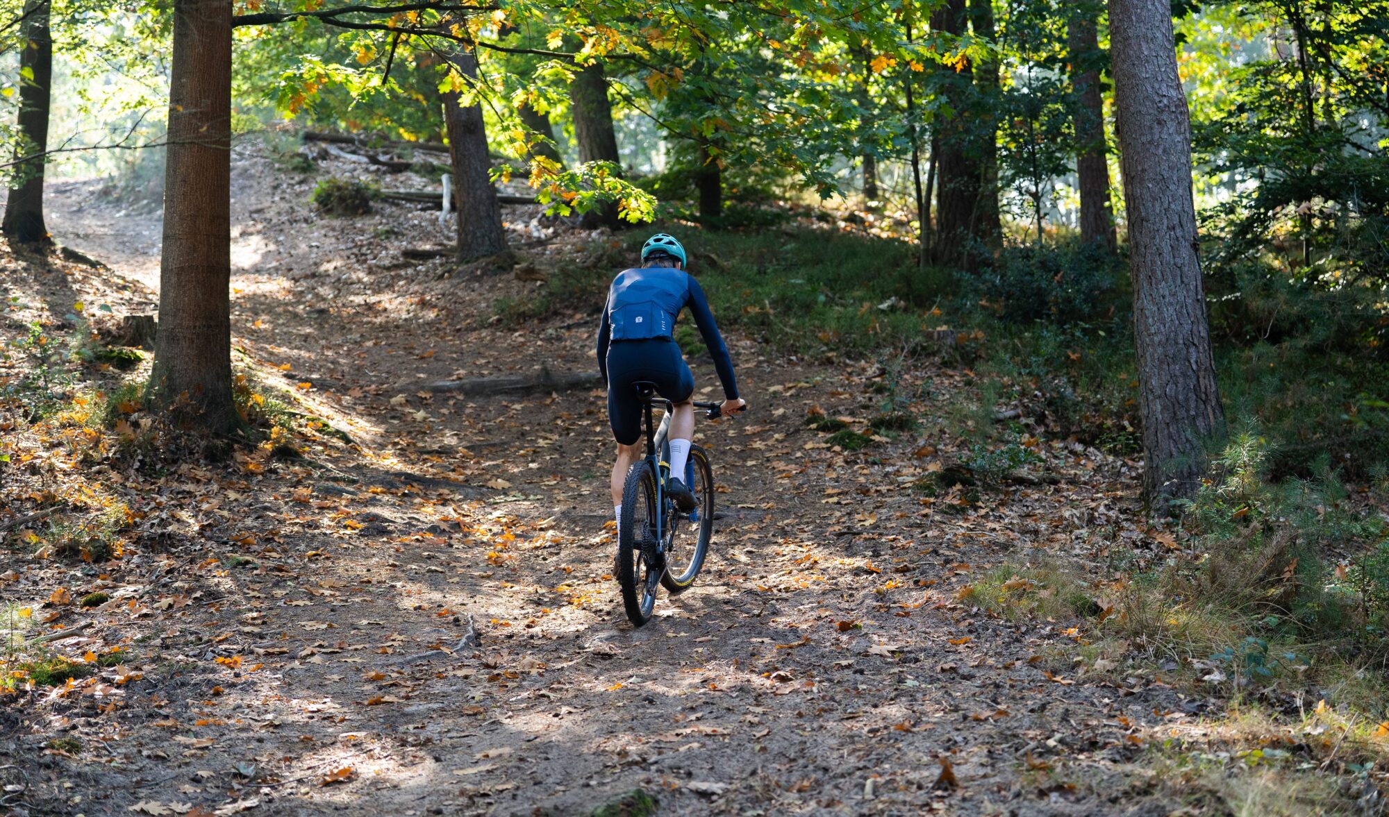 Mountainbiker In Bos U-Sport Herfst fietsen