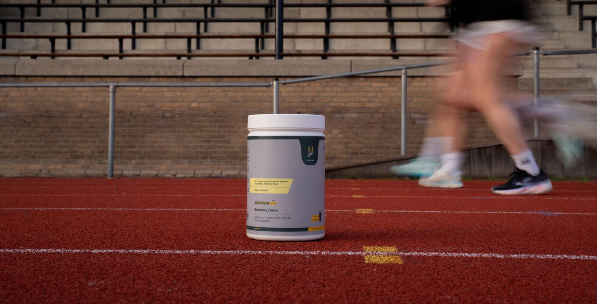 Recovery drink atletiek baan liggend