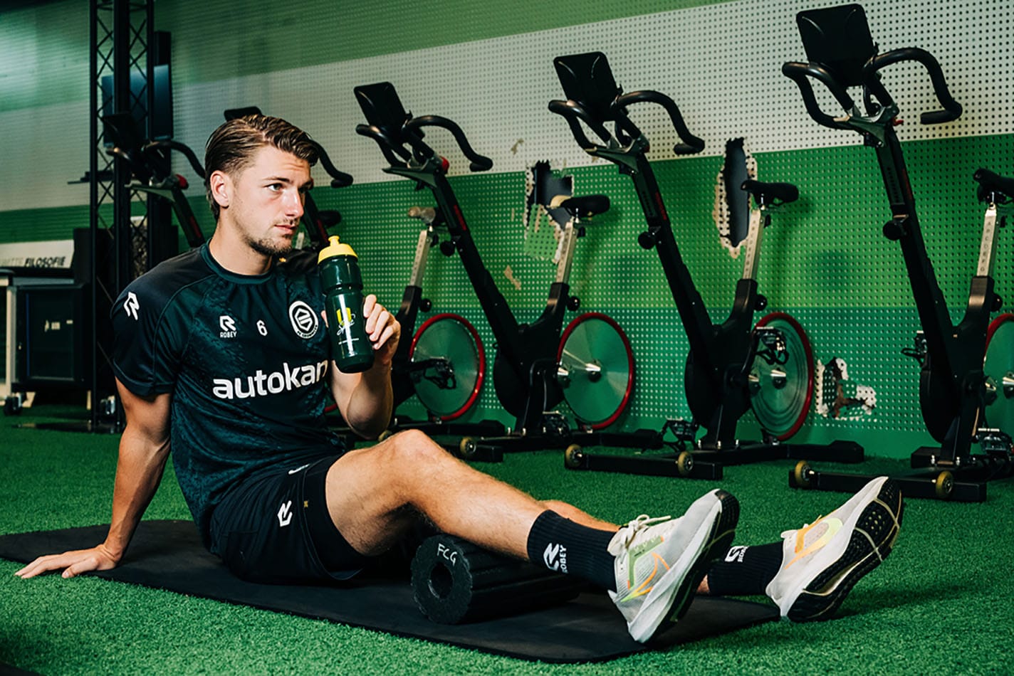 FC Groningen speler met U-Sport Performance Sports Bottle tijdens hersteltraining