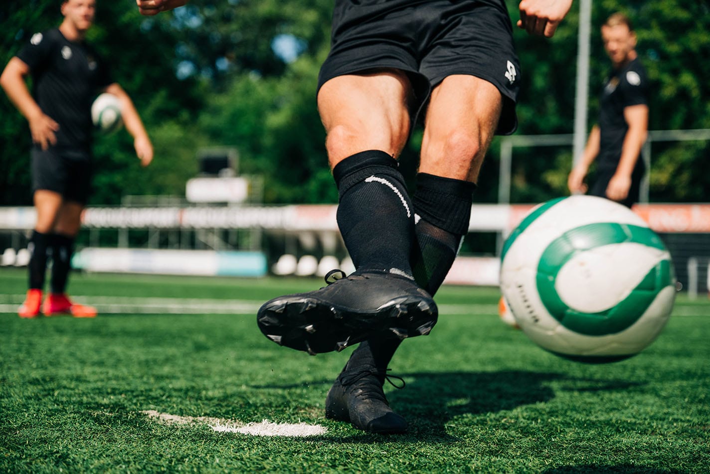 Voetballer schiet op doel U-Sport