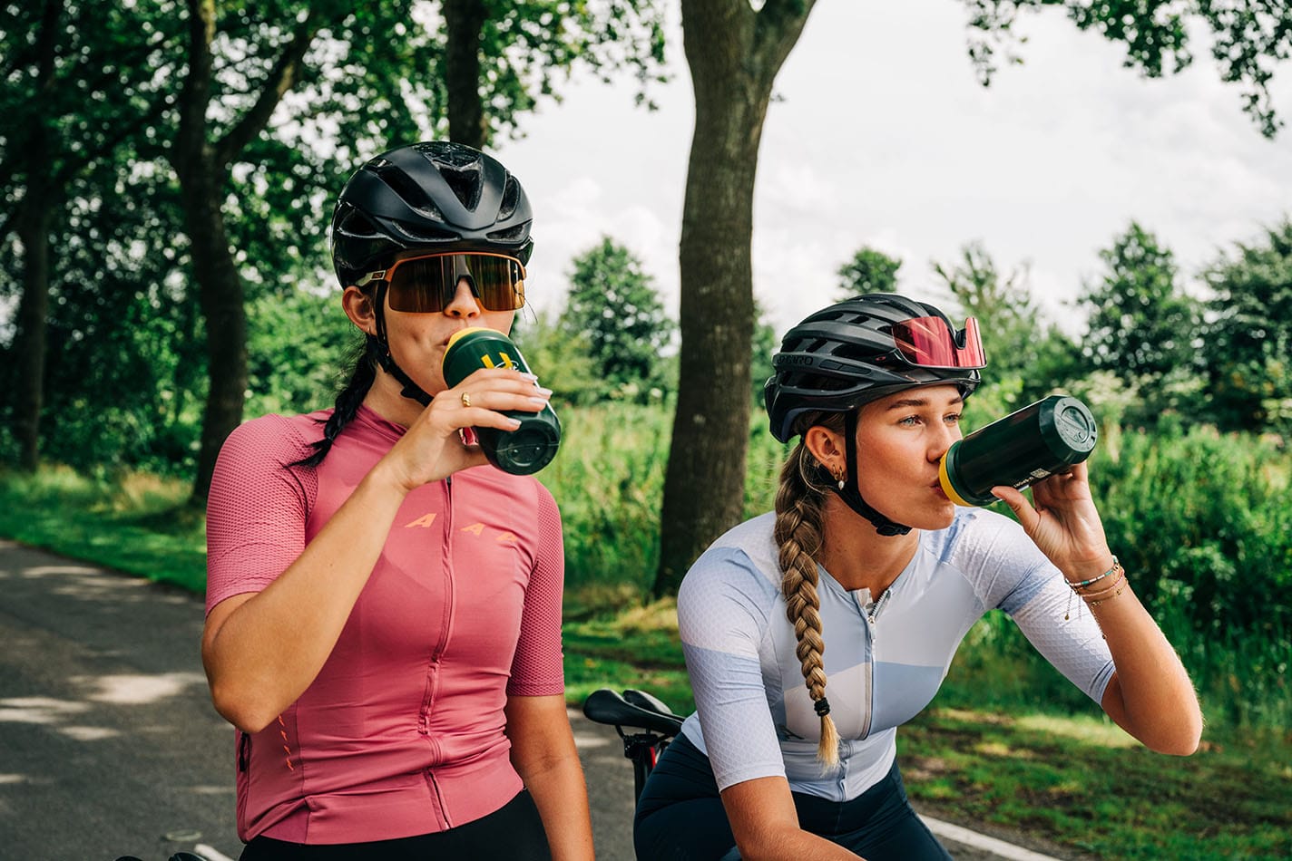 Twee wielrensters drinken uit U-Sport Performance Sports Bottles tijdens een pauze