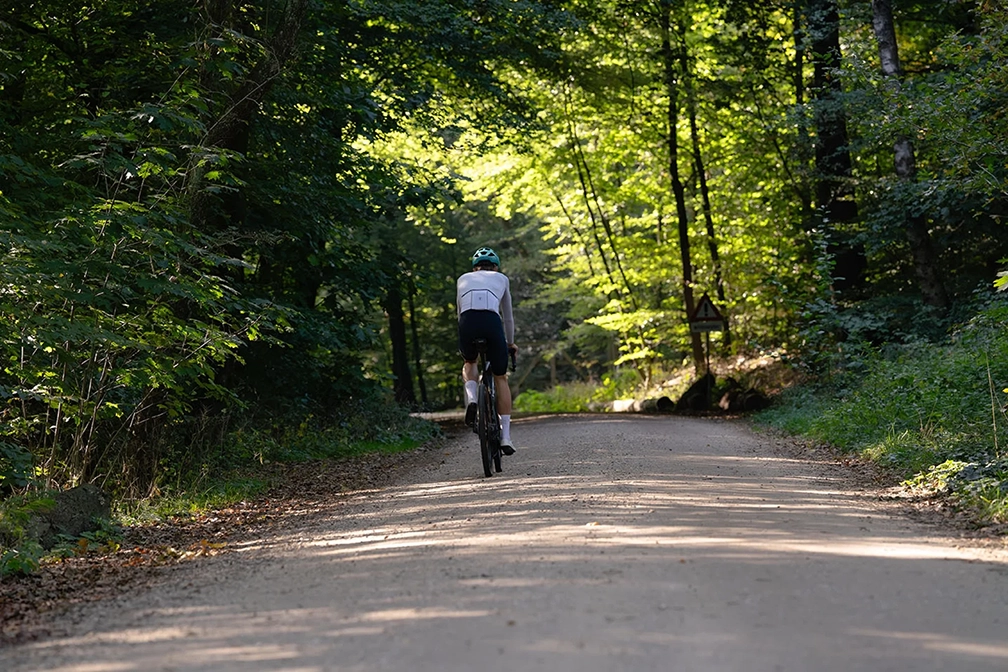 Gravelbiker in natuur wielrennen U-Sport