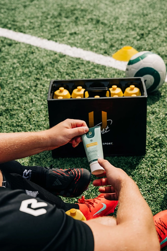 U-Sport-zonnebrand-Sun-protector-op-voetbalveld