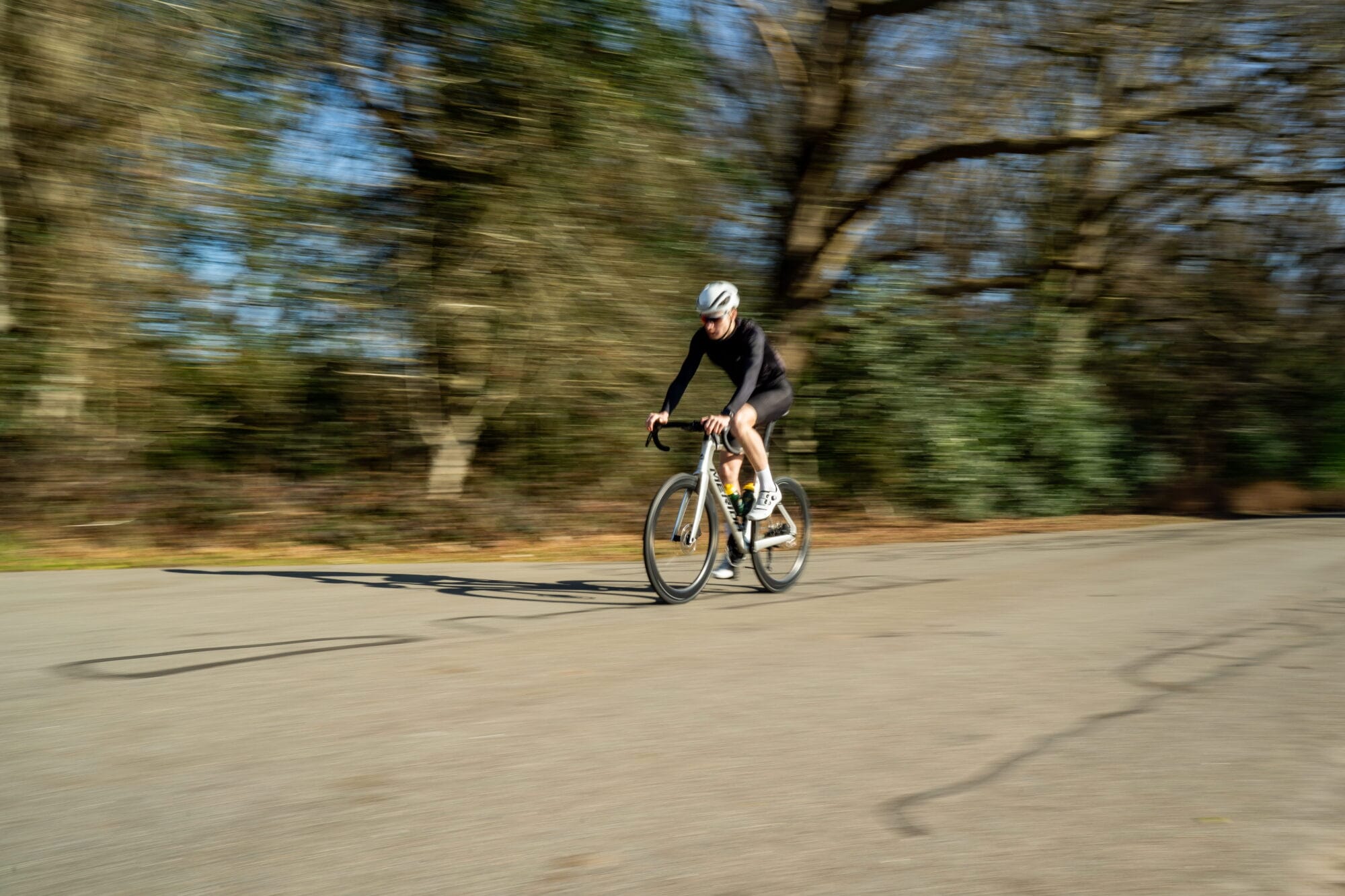 Voorbeeld van de juiste zithouding op de fiets: beginnende wielrenner met goed afgestelde zadelhoogte, ontspannen armen en een stabiele fietshouding voor comfortabel en efficiënt fietsen.