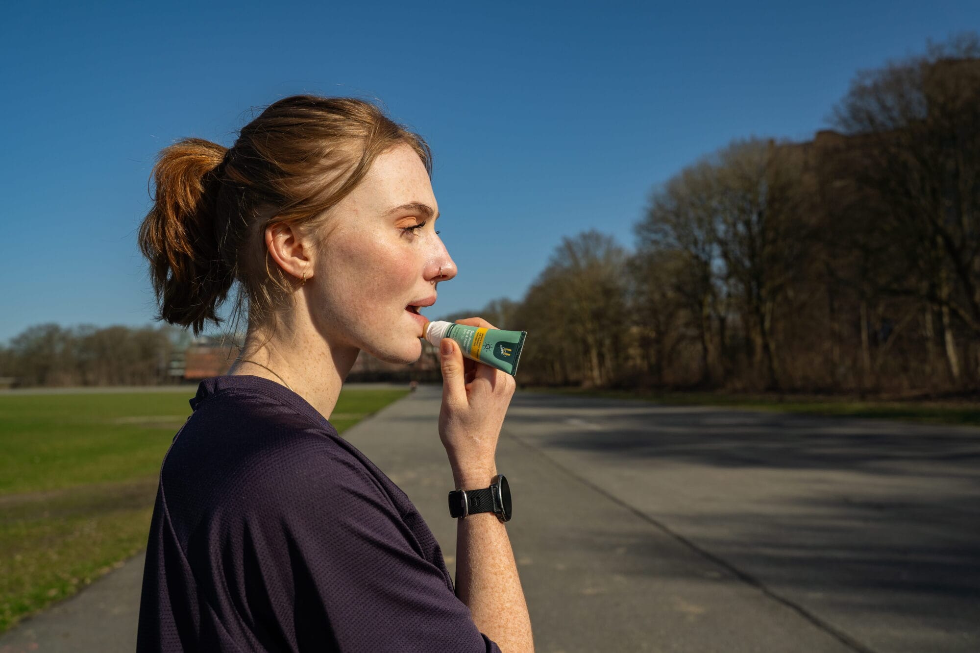 Sporter brengt Sun Protector Lip & Face aan voor zweetbestendige bescherming van lippen en gezicht tegen uv-straling.