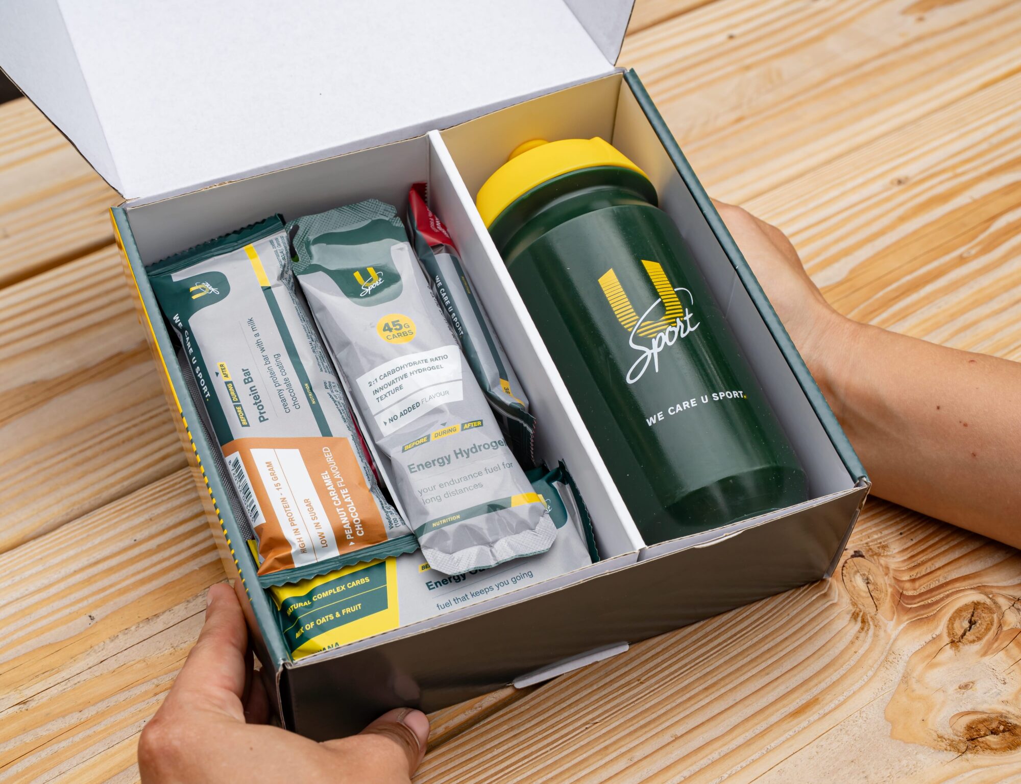 U-Sport sportvoeding try-out box kennismakingsbox / cadeau met energiegels, energierepen, energie cubes en een bidon box open met inhoud