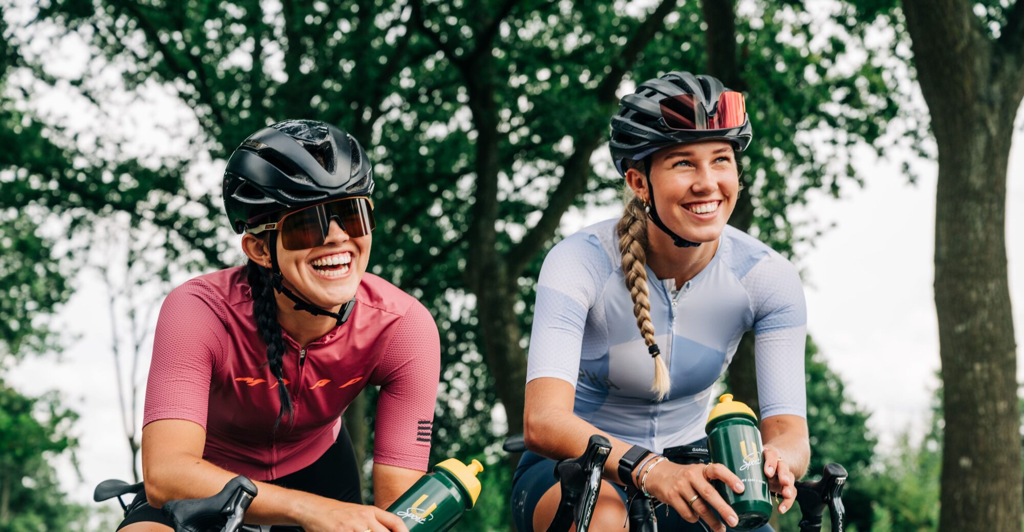 Wielrennen dames lachen met U-Sport bidons